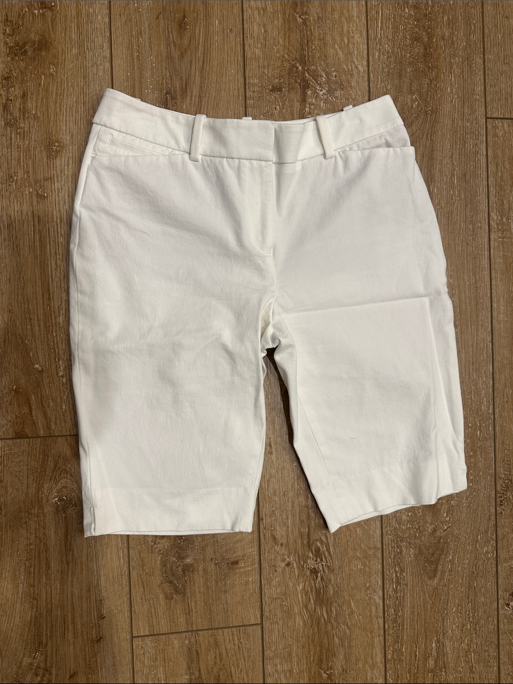 WHBM White Bermuda Shorts Lined Pockets Size 0